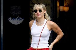 Miley Cyrus diện mốt thả rông khi rời khách sạn