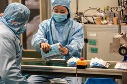 Giữa dịch virus corona, nhà máy iPhone, ôtô chuyển sang làm khẩu trang