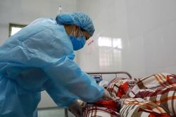 Chuyển bé 3 tháng tuổi nhiễm nCoV từ Vĩnh Phúc lên Hà Nội điều trị