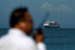 Dân Campuchia bức xúc vì du thuyền 'bơ vơ' Westerdam cập cảng