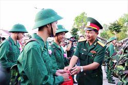 Thanh niên cả nước hăng hái lên đường nhập ngũ