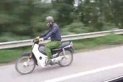 Truy tìm người mặc trang phục giống cảnh sát, coi thường luật pháp phóng xe máy trên Đại lộ Thăng Long