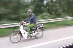 Người mặc trang phục giống cảnh sát phóng xe máy trên cao tốc ở Hà Nội