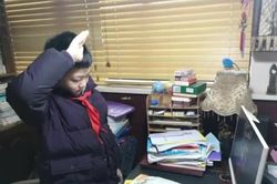 Không được đến lớp, học sinh Trung Quốc nghiêm trang chào cờ tại nhà