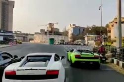 Siêu xe đua tốc độ, mất lái đâm vào trạm cảnh sát giao thông
