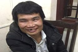 Gã đàn ông có vẻ ngoài ngờ nghệch đến Công an đầu thú hại đời bé gái