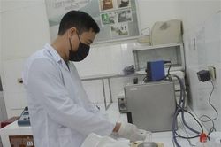 Nhiều trường học tại Đà Nẵng pha chế nước rửa tay sát khuẩn