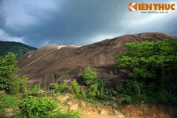 Giải mã những 'bí ẩn' liên quan đến tảng đá nguyên khối khổng lồ nhất Việt Nam