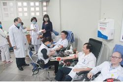Gần 200 bác sĩ hiến máu cứu người trong dịch Covid-19