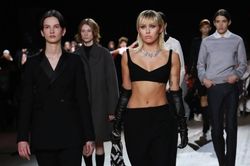 Miley Cyrus khoe cơ bụng săn chắc, thu hút bao ánh nhìn khi làm mẫu tại show Marc Jacobs