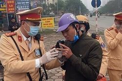 Người dân được chọn ống thổi trước khi kiểm tra nồng độ cồn