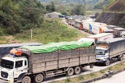 Sau khi thông quan, container chở nông sản Việt tiếp tục mắc kẹt ở Trung Quốc