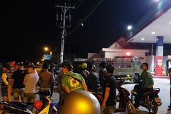 Người dân hiếu kỳ kéo đến nơi cảnh sát tiêu diệt Tuấn 'khỉ'