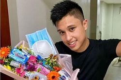 Hoa Valentine làm từ khẩu trang, nước rửa tay dành riêng cho mùa dịch