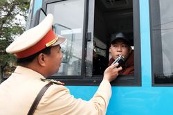 Vì sao tỷ lệ cấp đổi giấy phép lái xe tăng sau khi có Nghị định 100?