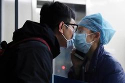 Trung Quốc trong ngày Valentine: Nụ hôn qua cửa kính, khẩu trang