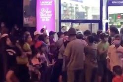 Hai người phụ nữ ẩu đả để tranh giành hộp khẩu trang