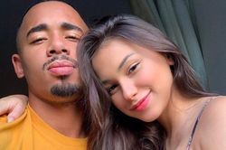 Gabriel Jesus chia tay bạn gái người mẫu qua điện thoại