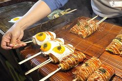Trứng ốp la cuộn thịt trên đường phố Thái Lan