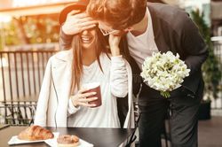 Valentine, tôi bối rối khi bạn gái mới quen đòi ăn nhà hàng xịn, quà đắt tiền