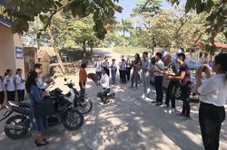 Cô gái nhà người ta: Cô giáo Uyên (Phương Oanh) được quỳ cầu hôn ở cổng trường