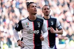 Ronaldo một mình 'khuynh đảo' Juventus, choáng với số tiền