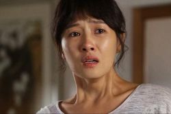 Trở về nhà trong bộ dạng say khướt, chồng vừa khóc lóc vừa gọi tôi là 'đồ phù thủy'
