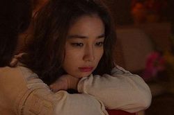 Trở về sau chuyến công tác, tôi 'điếng người' khi nhìn thấy cảnh tượng đó trong phòng bố chồng