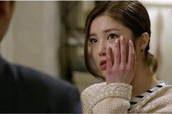 Nhận cái tát 'như trời giáng' và tờ đơn ly hôn của chồng chỉ sau 1 lần say rượu ngủ quên nhà bạn