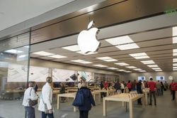 Apple sẽ phải trả hàng triệu USD vì quy định kiểm tra túi xách