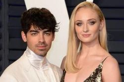 Vợ chồng trẻ Joe Jonas và Sophie Turner sắp có con đầu lòng