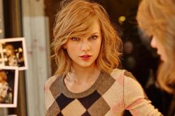 Taylor Swift vừa xác lập kỷ lục bán đĩa siêu khủng: Không hổ danh là 'Nghệ sĩ của thập kỷ'