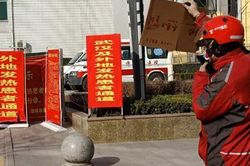 Món quà Valentine đặc biệt gửi vợ y tá đang bị 'cách ly' chống Covid-19