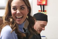 Khoảnh khắc Công nương Kate bị cho là cười giả tạo và bị so sánh cả với em dâu Meghan Markle
