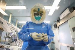 Nhân viên y tế TQ trả giá đắt trong cuộc chiến với virus corona