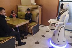 Timea - nữ robot phục vụ bàn đầu tiên của Afghanistan