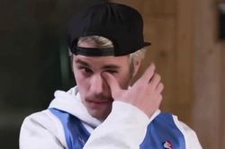 Justin Bieber khóc khi phỏng vấn