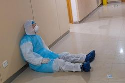 Bác sĩ thiếp đi ở hành lang vì kiệt sức sau 16 tiếng làm việc liên tục
