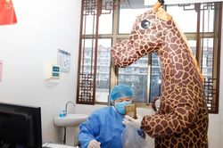 Sợ dịch corona, cô gái Trung Quốc hóa trang thành hươu cao cổ
