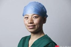 'Tôi muốn nôn nhưng không thể, vì sẽ làm bẩn bộ đồ bảo hộ'