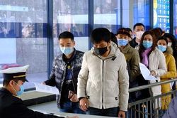 Bài hát về 'đánh giặc' Covid-19 gây sốt trên mạng