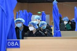 Bệnh viện dã chiến chuyên khoa Đông Y đầu tiên của Vũ Hán đón bệnh nhân
