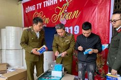 Khẩu trang bằng giấy vệ sinh, nước rửa tay pha cồn với nước lã