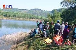 Ghe chở 12 người chìm trên sông La Ma, 3 người mất tích