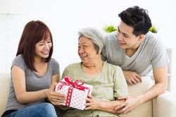 Người yêu muốn tôi mua quà để lấy lòng mẹ anh