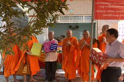 Các nhà sư Nam tông Khmer trao nhà đại đoàn kết