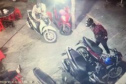 Hai 'đạo chích' lẻn vào đám tang trộm 2 xe máy