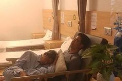 Con trai ôm người cha đau ốm vào lòng, thiếp đi trên giường bệnh
