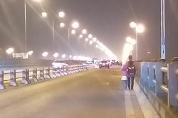 Người phụ nữ dắt con xin tiền ở cầu Thanh Trì bị xe máy tông chết