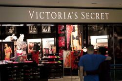 Hàng trăm áo lót Victoria's Secret bị vứt tại bãi rác
